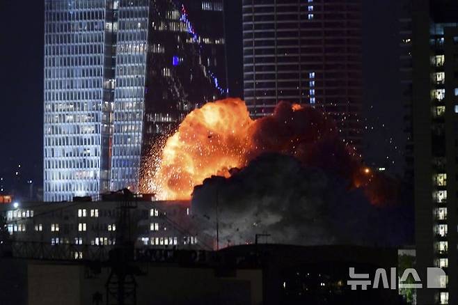 [텔아비브=AP/뉴시스] 13일(현지 시간) 이스라엘 텔아비브에서 미사일 공격으로 폭발이 일어나고 있다. 이란은 13일 밤과 14일 새벽 탄도미사일 등을 동원해 이스라엘 예루살렘과 텔아비브를 공격했다. 2025.06.14.