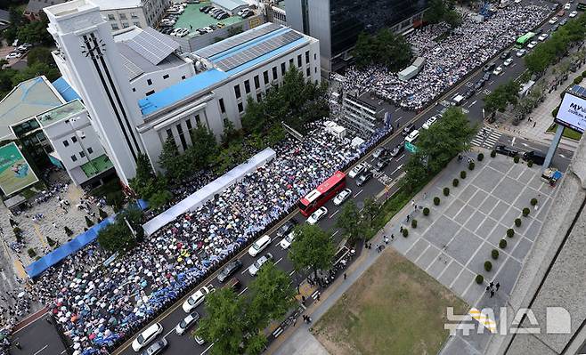 [서울=뉴시스] 추상철 기자 = 거룩한방파제 통합국민대회 준비위원회가 14일 오후 서울 중구 서울시의회 인근에서 동성애 퀴어축제와 차별금지법 제정 시도에 반대하는 '거룩한방파제 통합국민대회'를 하고 있다. 2025.06.14. scchoo@newsis.com