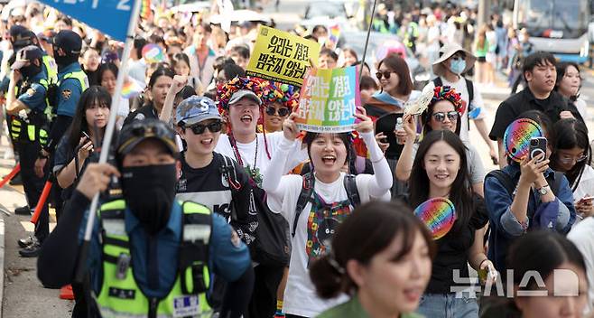 [서울=뉴시스] 김선웅 기자 = 14일 서울 중구 을지로 일대에서 열린 제26회 서울퀴어문화축제 참가자들이 퀴어퍼레이드를 하고 있다. 2025.06.14. mangusta@newsis.com