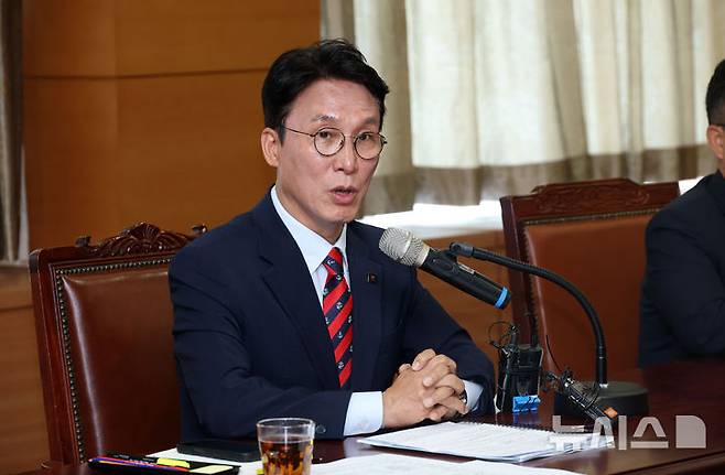 [서울=뉴시스] 배훈식 기자 = 김민석 국무총리 후보자가 지난 13일 오전 서울 종로구 금융감독원 연수원에 마련된 인사청문회 준비사무실에서 열린 '밥상물가 안정을 위한 경청 간담회'에서 발언하고 있다. (공동취재) 2025.06.13. photo@newsis.com