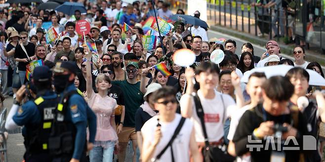 [서울=뉴시스] 김선웅 기자 = 14일 서울 중구 을지로 일대에서 열린 제26회 서울퀴어문화축제 참가자들이 퀴어퍼레이드를 하고 있다. 2025.06.14. mangusta@newsis.com