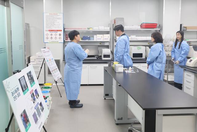 권재한 농촌진흥청장(왼쪽 두번째)이 11일 충북 청주 충북도농업기술원 현장진단실에서 과수화상병 진단·확인 체계를 살펴보고 있다. 농촌진흥청