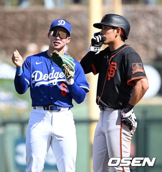 [OSEN=글렌데일(미국), 이대선 기자] '코리안 데이'였다. 이정후(샌프란시스코 자이언츠)와 김혜성(LA 다저스)이 맞대결에서 나란히 맹활약했다.  LA 다저스와 샌프란시스코 자이언츠는 2일(이하 한국시간) 미국 애리조나주 글렌데일의 캐멀백 랜치에서 2025 메이저리그 시범경기를 치렀다. 이날 김혜성은 8번 유격수로, 이정후는 3번 중견수로 각각 선발 출장했다. 이정후가 총알 2루타로 선제 타점을 올리자, 7푼 타율로 마음고생을 하던 김혜성은 시범경기 첫 홈런포를 터뜨렸다.3회초 2사 만루에서 LA 다저스 김혜성과 2루에 안착한 샌프란시스코 자이언츠 이정후가 이야기를 나누고 있다. 2025.03.02 / sunday@osen.co.kr