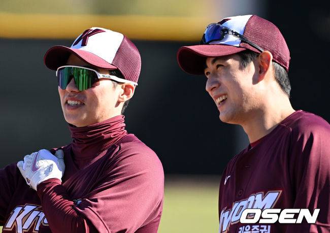 [OSEN=스코츠데일(미국 애리조나주), 지형준 기자] 7일(한국시간) 미국 애리조나주 스코츠데일에 위치한 솔트리버필즈 앳 토킹스틱에 스프링캠프를 차린 키움 히어로즈.키움 김혜성, 이정후가 주루 훈련을 하며 즐거워하고 있다. 2023.02.07 /jpnews@osen.co.kr