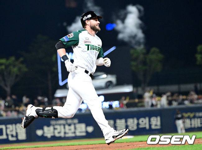 [OSEN=광주, 최규한 기자] 17일 오후 광주-기아 챔피언스필드에서 ‘2025 신한 SOL Bank KBO리그’ KIA 타이거즈와 KT 위즈의 경기가 열렸다.홈팀 KIA는 양현종, 방문팀 KT는 윌리엄 쿠에바스를 선발투수로 내세웠다.6회말 무사 선두타자로 나선 KIA 위즈덤이 동점 중월 솔로포를 날리고 그라운드를 돌며 기뻐하고 있다. 2025.04.17 / dreamer@osen.co.kr