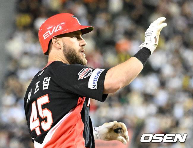 [OSEN=잠실, 이대선 기자] 4일 오후 서울 잠실야구장에서 2025 신한 SOL Bank KBO리그 두산 베어스와 KIA 타이거즈의 경기가 열렸다.두산은 최민석, KIA는 네일을 선발 투수로 내세웠다.6회초 1사 1루에서 KIA 위즈덤이 좌중월 투런 홈런을 치고 그라운드를 돌고 있다. 2025.06.04 /sunday@osen.co.kr