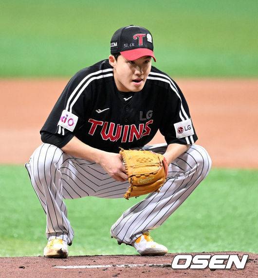 [OSEN=고척, 이대선 기자] 7일 오후 서울 고척스카이돔에서 2025 신한 SOL Bank KBO리그 키움 히어로즈와 LG 트윈스의 경기가 열렸다.키움은 알칸타라, LG는 임찬규를 선발 투수로 내세웠다.1회말 무사에서 LG 선발투수 임찬규가 경기를 준비하고 있다. 2025.06.07 /sunday@osen.co.kr