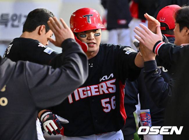 [OSEN=대구, 이석우 기자] 24일 대구삼성라이온즈파크에서 2025 신한 SOL 뱅크 KBO 리그 삼성 라이온즈와 KIA 타이거즈의 경기가 열렸다. 홈팀 삼성은 이승현이, 방문팀 KIA는 김도현이 선발 출전했다. KIA 타이거즈 오선우가 4회초 2사 1,3루 김호령의 우익수 오른쪽 1타점 안타때 득점을 올리고 하이파이브를 하고 있다. 2025.05.24 / foto0307@osen.co.kr