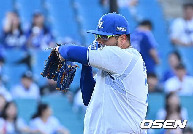 [OSEN=대구, 이석우 기자] 14일 대구삼성라이온즈파크에서 2025 신한 SOL 뱅크 KBO 리그 삼성 라이온즈와 KT 위즈의 경기가 열렸다. 홈팀 삼성은 후라도가, 방문팀 KT는 쿠에바스가 선발 출전했다. 삼성 라이온즈 후라도가 3회초 1사 1루 KT 위즈 김상수에게 좌월 2점 홈런을 맞고 아쉬워하고 있다. 2025.06.14 / foto0307@osen.co.kr