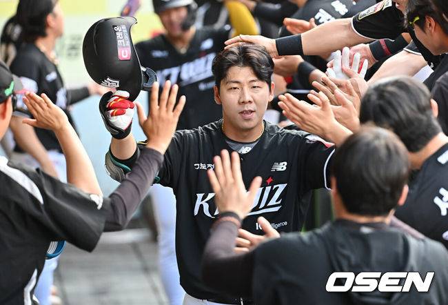[OSEN=대구, 이석우 기자] 14일 대구삼성라이온즈파크에서 2025 신한 SOL 뱅크 KBO 리그 삼성 라이온즈와 KT 위즈의 경기가 열렸다. 홈팀 삼성은 후라도가, 방문팀 KT는 쿠에바스가 선발 출전했다. KT 위즈 이정훈이 3회초 1사 1루 우월 2점 홈런을 치고 하이파이브를 하고 있다. 2025.06.14 / foto0307@osen.co.kr