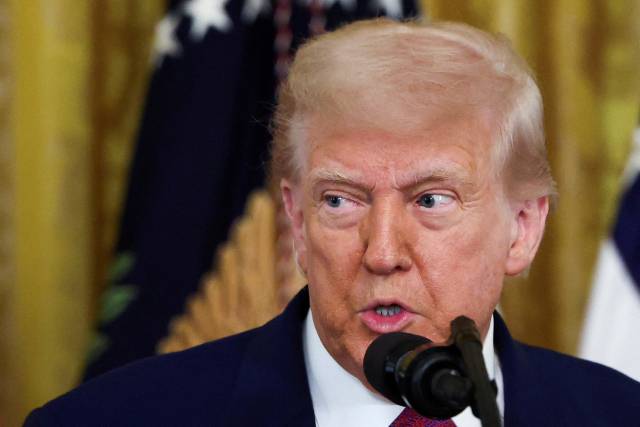 ▲도널드 트럼프 미국 대통령이 12일(현지시간) 워싱턴D.C. 백악관에서 캘리포니아의 2023년 탄소 무배출 대형 트럭 의무화 계획에 대한 환경보호국(EPA)의 승인을 철회하는 결의안에 서명하기 전 연설하고 있다. ⓒREUTERS=연합뉴스