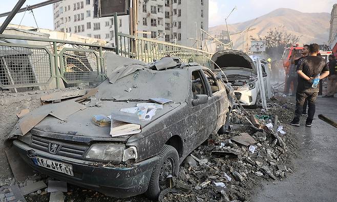 13일(현지시간) 이스라엘의 공습으로 망가진 이란 수도 테헤란의 한 거리 모습. 로이터연합뉴스