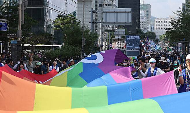 2023년 7월 1일 서울 을지로 일대에서 열린 서울퀴어문화축제에서 참가자들이 행진을 하고 있는 모습. 연합뉴스