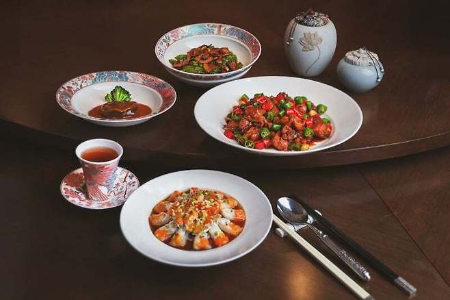 꽃게 냉채(앞) 등 용푸 시그니처 메뉴. 제주신화월드 제공