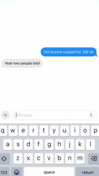 반디 더 핑크는 고객 두 명이 아식스 협업 운동화를 3만 달러에 구매했다는 내용의 문자 메시지를 공유했다. 출처=반디 더 핑크