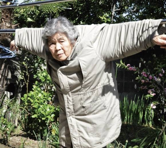 기발하고 독특한 사진을 선보이며 ‘셀카 할머니’로도 불린 일본 사진작가 니시모토 키미코. 니시모토 키미코 인스타그램 캡처