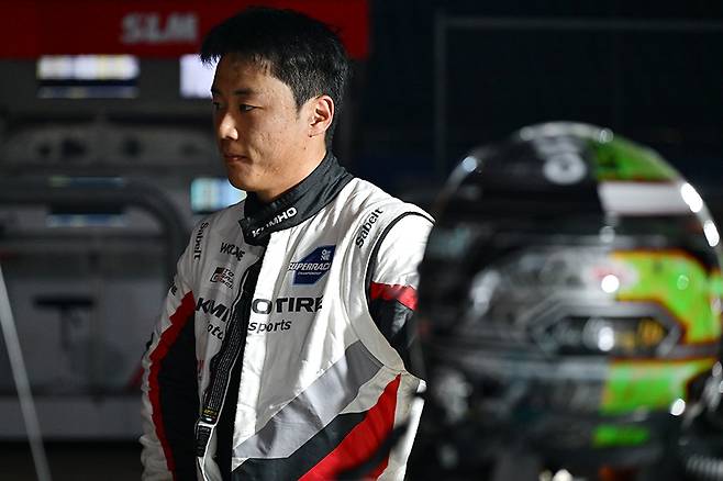 야간 주행까지 마친 이창욱이 팀원들과 이야기를 나누고 있다. 사진: 김학수 기자