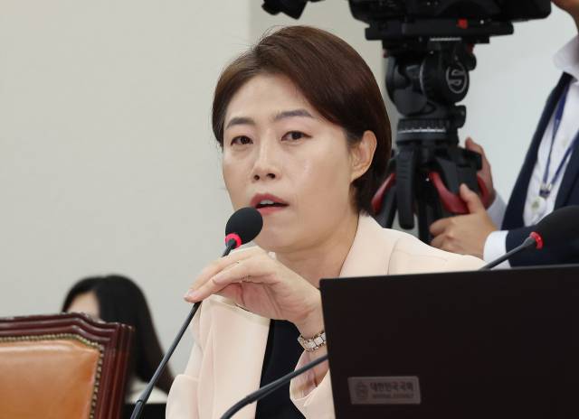 국민의힘 서지영 의원이 11일 서울 여의도 국회에서 열린 교육위원회 전체회의에서 질의하고 있다. 연합뉴스