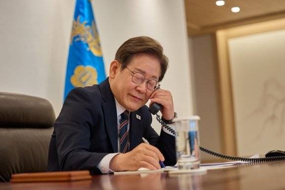 이재명 대통령이 6월 9일 서울 용산구 대통령실 청사 집무실에서 이시바 시게루 일본 총리와 전화 통화를 하고 있다. 대통령실