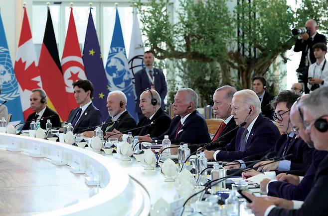 G7 정상들이 2024년 6월14일 이탈리아 풀리아에서 열린 제50차 G7 정상회의에서 인공지능(AI)과 에너지 세션에 참석했다. ⓒUPI 연합