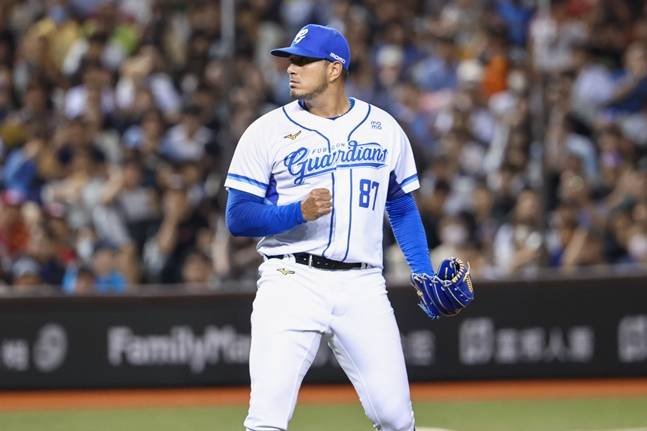 홀드를 수확한 프랑코. /사진=푸방 가디언스 SNS