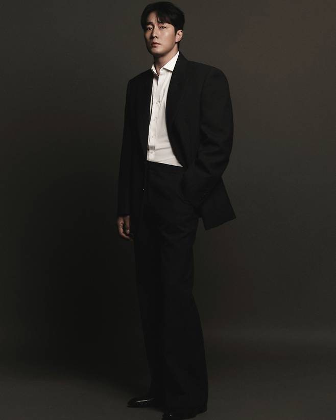 넷플릭스 오리지널 시리즈 '광장'의 주연배우 소지섭이 12일 진행된 인터뷰를 위해 포즈를 취하고 있다. /사진제공=넷플릭스 2025.06.12