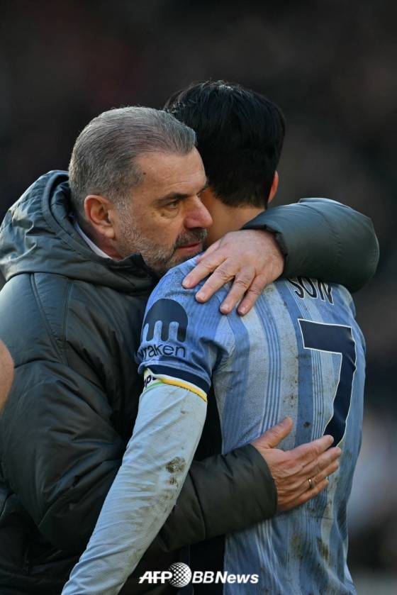 손흥민(오른쪽)이 포스테코글루 전 토트넘 감독과 포옹을 나누고 있다. /AFPBBNews=뉴스1