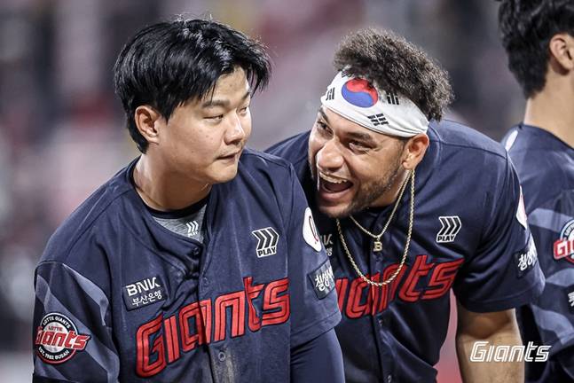 손호영(왼쪽)과 레이예스. /사진=롯데 자이언츠