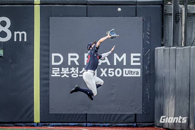 호수비를 하고 있는 김동혁. /사진=롯데 자이언츠