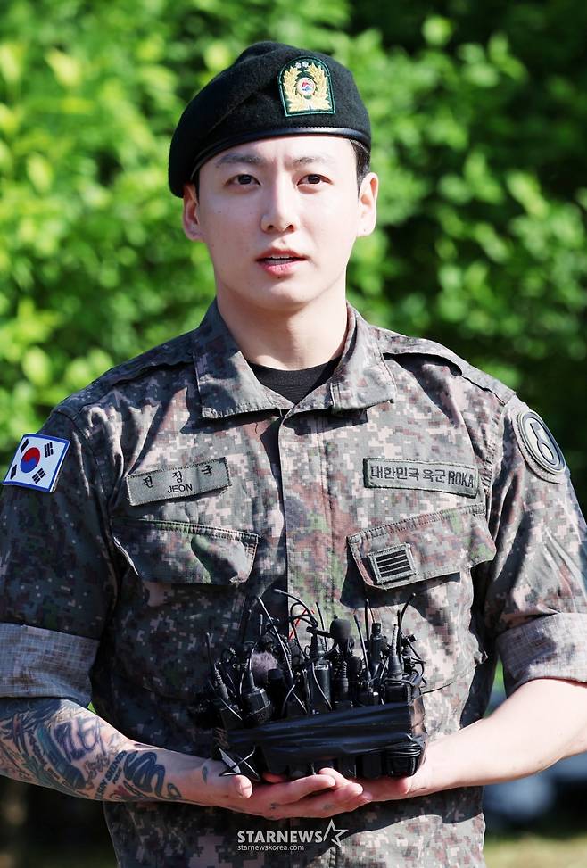 육군 5사단 포병여단에서 복무를 마친 BTS 정국이 11일 오전 경기 연천군 연천공설운동장에서 전역 소감을 전하고 있다./2025.06.11 /사진=김휘선 hwijpg@