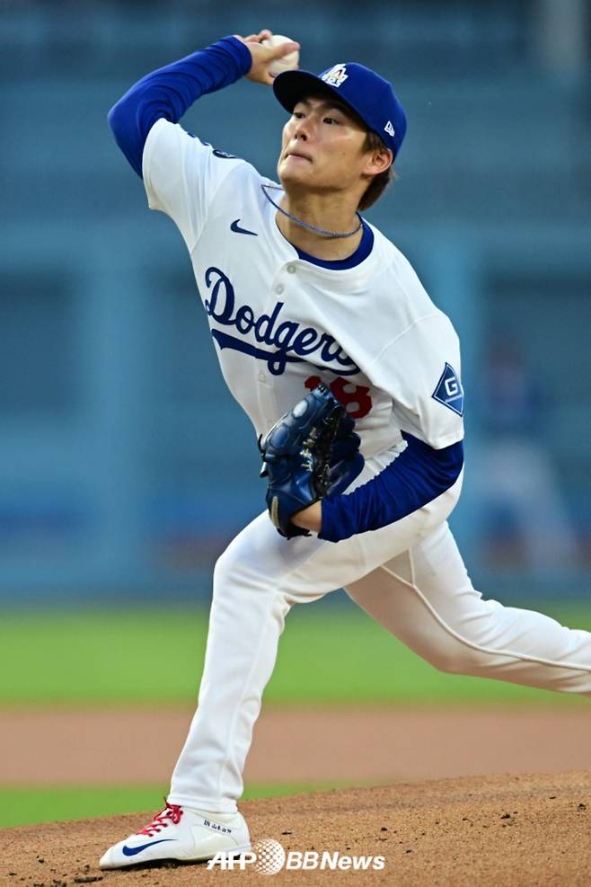 LA 다저스 야마모토 요시노부가 14일(한국 시각) 샌프란시스코 자이언츠전에서 역투하고 있다. /AFPBBNews=뉴스1