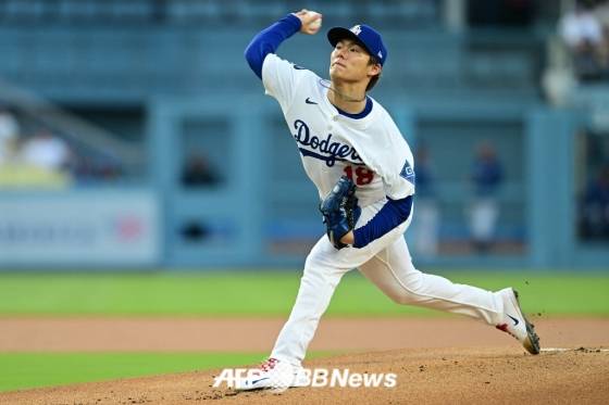 LA 다저스 야마모토 요시노부가 14일(한국 시각) 샌프란시스코 자이언츠전에서 역투하고 있다. /AFPBBNews=뉴스1