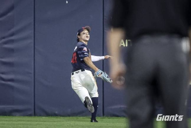 지난 8일 잠실 두산전에 공을 쫓아가는 김동혁. /사진=롯데 자이언츠