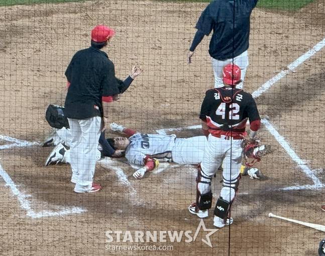 NC 최정원이 14일 창원 KIA전에서 7회말 헤드샷을 맞고 쓰러져 있다. /사진=양정웅 기자