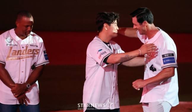 해멀스(오른쪽)과 포옹하는 추신수(가운데). /사진=강영조 선임기자