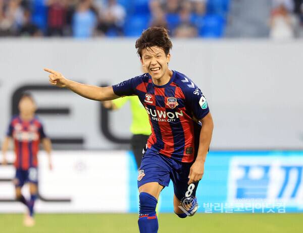 수원FC 노경호, 전반 41분 선제골 환호 모습.