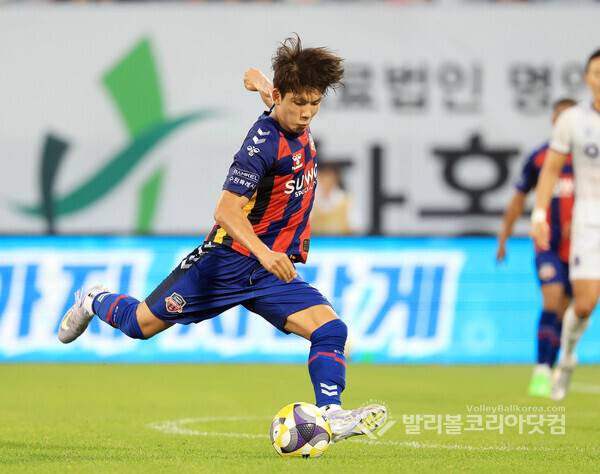 수원FC 노경호가 전반 41분 슛을 성공시키는 모습.