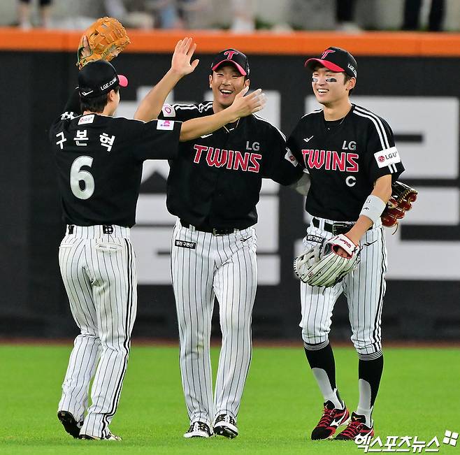 14일 오후 대전 한화생명 볼파크에서 열린 '2025 신한 SOL Bank KBO리그' LG 트윈스와 한화 이글스의 경기, 연장 11회 끝 2:2 무승부를 기록했다. 연장 11회말 2사 2루 LG 송찬의가 홈 보살을 기록한 후 기뻐하고 있다. 대전, 김한준 기자