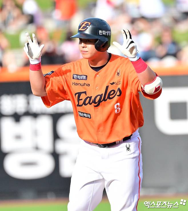 14일 오후 대전 한화생명 볼파크에서 열린 '2025 신한 SOL Bank KBO리그' LG 트윈스와 한화 이글스의 경기, 1회말 2사 1루 한화 노시환이 2루타를 날린 후 타임을 요청하고 있다. 대전, 김한준 기자