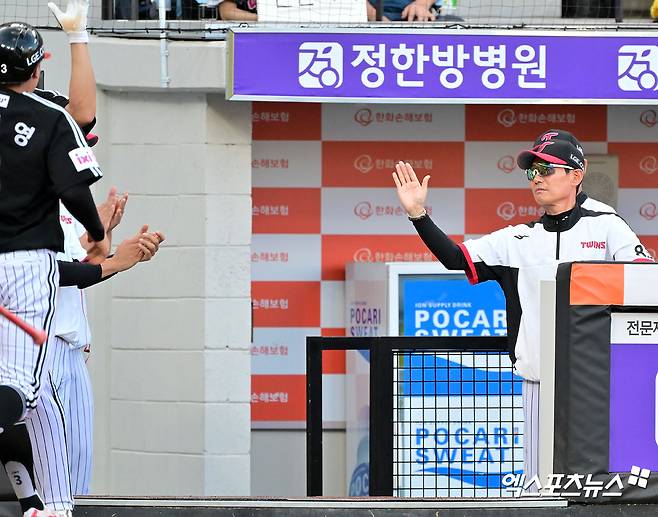 14일 오후 대전 한화생명 볼파크에서 열린 '2025 신한 SOL Bank KBO리그' LG 트윈스와 한화 이글스의 경기, 5회초 1사 3루 LG 최원영이 신민재의 1타점 희생플라이때 득점에 성공하자 염경엽 감독이 기뻐하고 있다. 대전, 김한준 기자