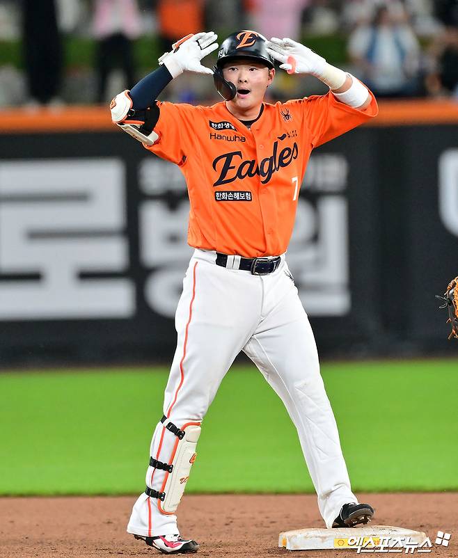 14일 오후 대전 한화생명 볼파크에서 열린 '2025 신한 SOL Bank KBO리그' LG 트윈스와 한화 이글스의 경기, 10회말 1사 한화 이도윤이 우중간 2루타를 날리고 있다. 대전, 김한준 기자