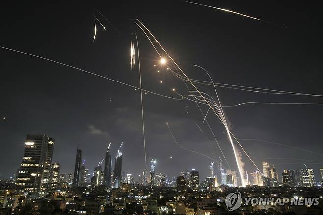 텔아비브 상공의 방공망 아이언돔 [AP 연합뉴스]