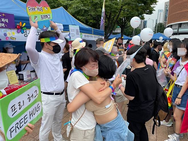 퀴어퍼레이드에서 참가자 포옹하는 오은지씨 [성소수자부모모임 제공. 재판매 및 DB 금지]