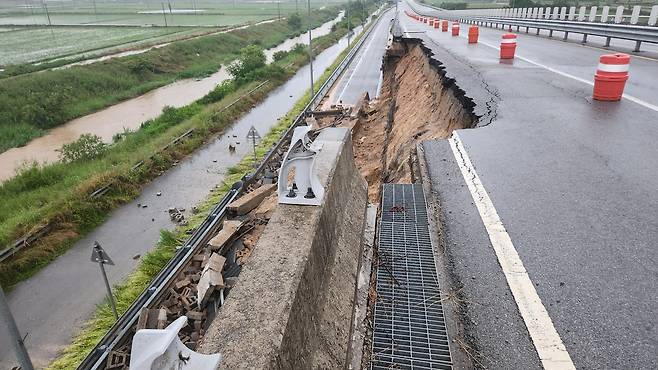 무너진 고창 해리교차로 인근 도로 (고창=연합뉴스) 전북에 많은 비가 내린 14일 오전 5시께 전북 고창군 해리면 해리교차로 인근 도로 옹벽 사면 일부가 무너져 양방향 도로를 통제 중이다. 2025.6.14 [전북자치도소방본부 제공. 재판매 및 DB 금지]