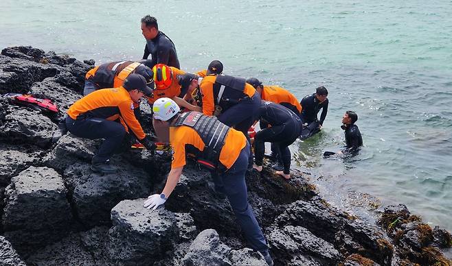 함덕해수욕장 익수자 구조 장면 [제주도소방안전본부 제공. 재판매 및 DB 금지]