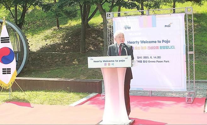 축사하는 이상덕 재외동포청장 (파주=연합뉴스) 박현수 기자 = 14일 경기 파주 엄마품동산에서 열린 '2025 한국입양인 평화대축제'에서 이상덕 재외동포청장이 축사를 하고 있다. 2025. 06. 14. phyeonsoo@yna.co.kr