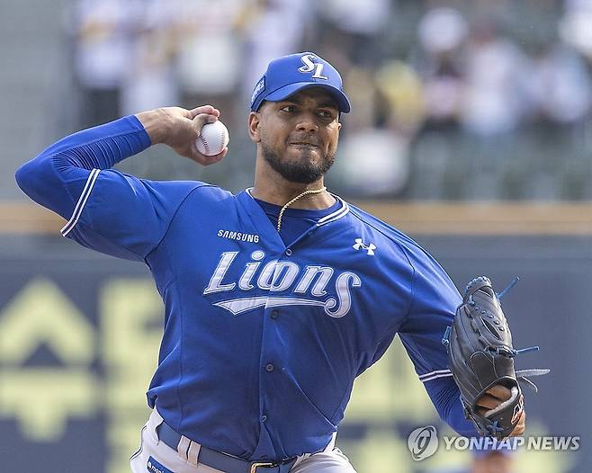 역투하는 삼성 선발 레예스 (서울=연합뉴스) 황광모 기자 = 1일 서울 송파구 잠실야구장에서 열린 프로야구 2025 신한 SOL 뱅크 KBO리그 삼성라이온즈와 LG 트윈스의 경기.
    삼성 선발 레예스가 1회말 역투하고 있다. 2025.6.1 hkmpooh@yna.co.kr