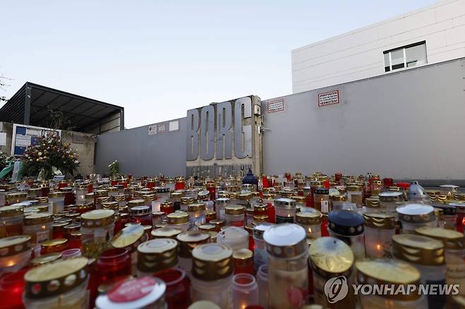 총기 사건이 발생한 고교 앞 임시 추모 장소에 놓인 꽃과 촛불 [AFP 연합뉴스 자료사진. 재판매 및 DB 금지]
