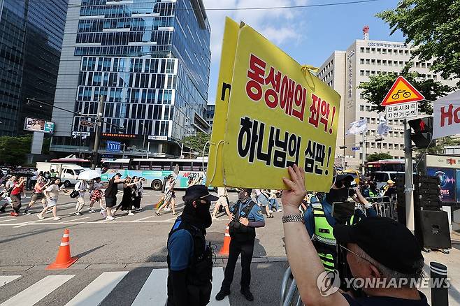 퀴어퍼레이드 보며 동성애 반대 외치는 종교인 (서울=연합뉴스) 임화영 기자 = 14일 서울 종로구 종각역에서 을지로 입구까지 행진하는 제26회 퀴어퍼레이드 참가자들을 향해 종교인이 동성애 반대를 외치고 있다. 2025.6.14 hwayoung7@yna.co.kr