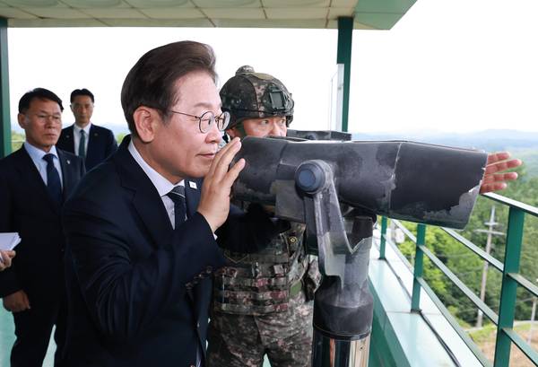 이재명 대통령이 13일 경기도 연천군 육군 25사단 비룡전망대에서 망원경으로 북측 지역을 보고 있다. 2025.6.13 /연합뉴스